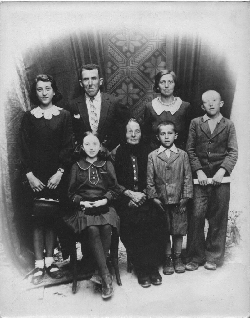 Boyarski family port 1938 MR