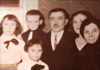 From right to left, grandmother Bubbe Henye, his parents Chana and Chaim, Morris, and sister Mira. His other sister Sara is in foreground.