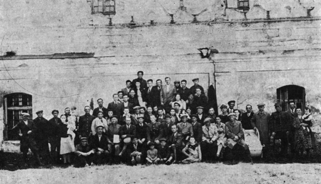 Survivors from Wlodawa in front of the Shul