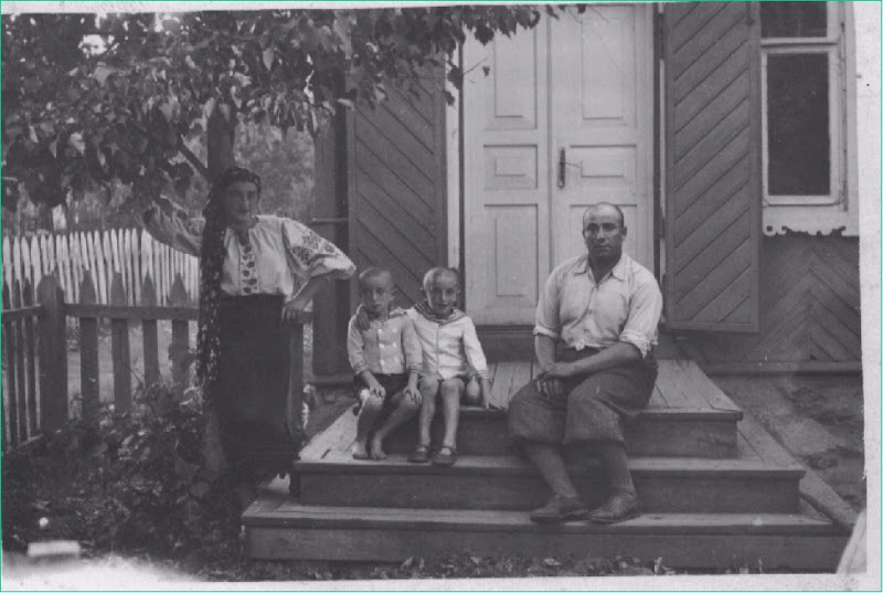 The Etkin family in front of their house in Krulevshchizna, Belarus 1936